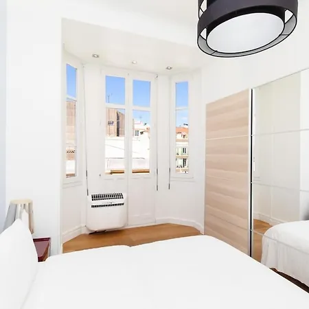 Palais Area 4 Beds - 4 Baths Apartment *