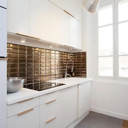 Palais Area 4 Beds - 4 Baths Apartment *